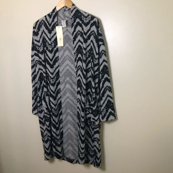 😊 3/$30
NWT 1X Long Knit Cardigan by Brittany Black grey/black chevron pattern - Picture 8 of 13